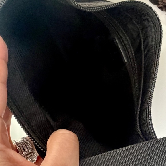 Authentic Gucci GG Black Canvas Messenger Crossbody Bag with Gold Hardware - Picture 9 of 11